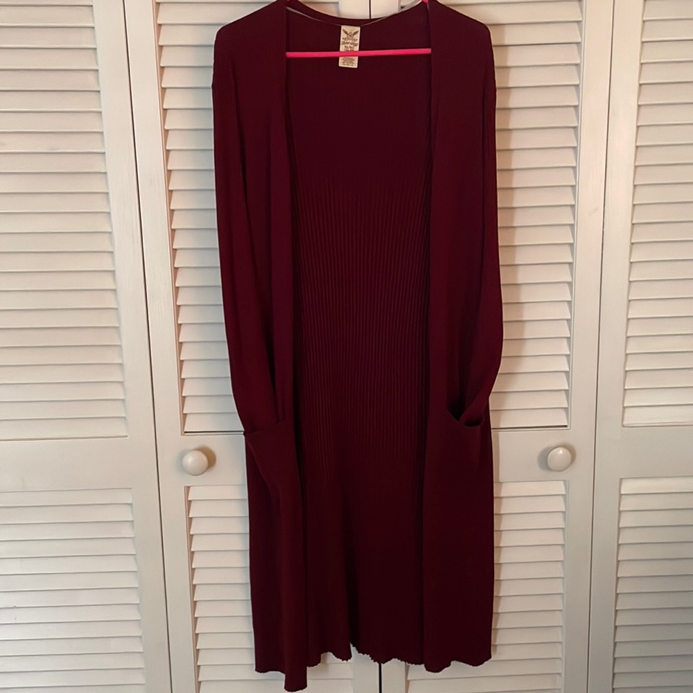Long ribbed maroon cardigan with pockets